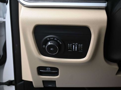 Used 2025 Jeep Grand Cherokee Limited AWD/4WD image 10