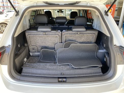 Used 2023 Volkswagen Tiguan SE w/ Panoramic Sunroof Package FWD image 16
