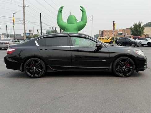Used 2017 Honda Accord Touring image 9