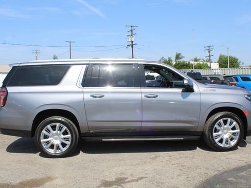 Used 2021 Chevrolet Suburban High Country RWD image 3