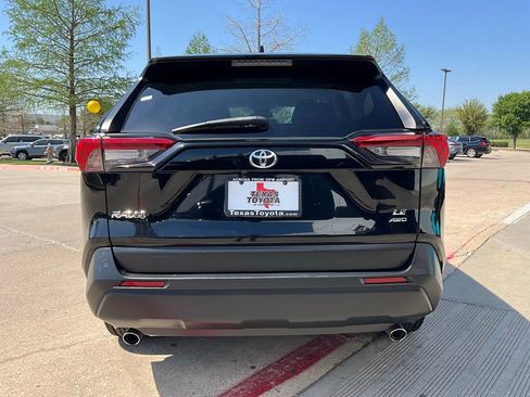 Used 2021 Toyota RAV4 LE image 7