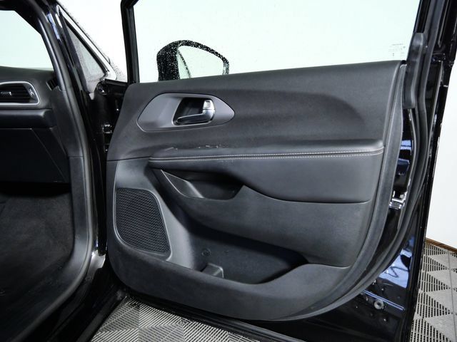 Used 2025 Chrysler Pacifica Select FWD image 9