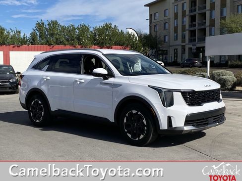 Used 2024 Kia Sorento S image 1