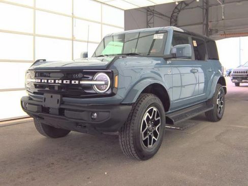 Used 2025 Ford Bronco Outer Banks AWD/4WD image 2