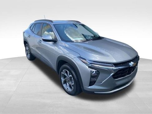 Used 2025 Chevrolet Trax LT FWD image 7