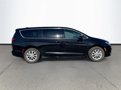 Used 2025 Chrysler Pacifica Select AWD/4WD image 6