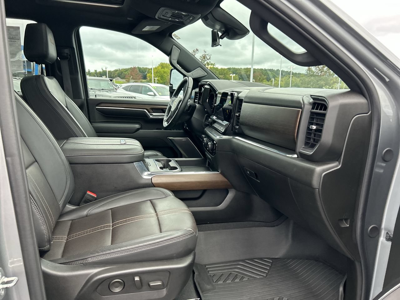 Used 2024 Chevrolet Silverado 2500 High Country w/ Technology Package AWD/4WD image 15