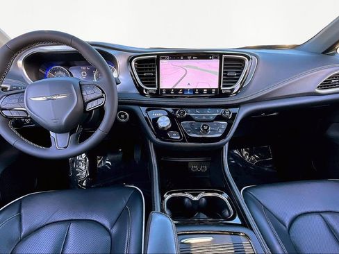Used 2025 Chrysler Pacifica Limited image 7