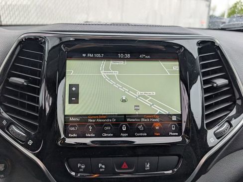 Used 2019 Jeep Cherokee Limited w/ Luxury Group AWD/4WD image 4