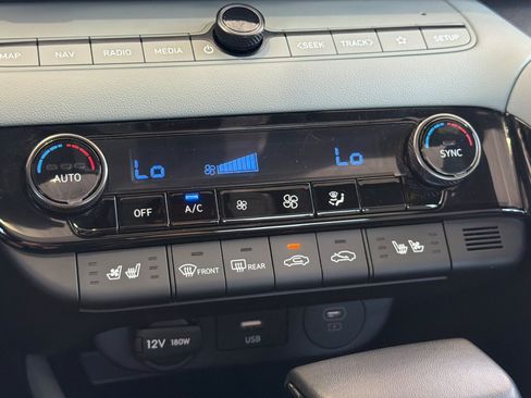 Used 2025 Hyundai Elantra Limited FWD image 25