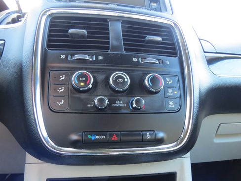 Used 2020 Dodge Grand Caravan SXT image 21