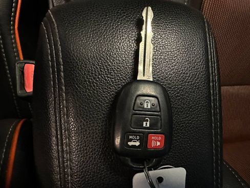 Used 2017 Toyota Corolla SE w/ Carpet Mat Package (TMS) FWD image 17