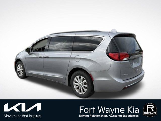 Used 2017 Chrysler Pacifica Touring-L FWD image 3