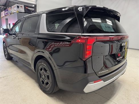 Used 2025 Kia Carnival image 5