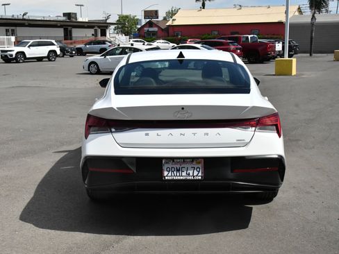 Used 2025 Hyundai Elantra Limited image 7