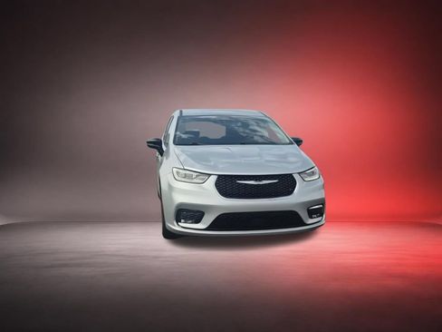 Used 2024 Chrysler Pacifica Touring-L FWD image 3