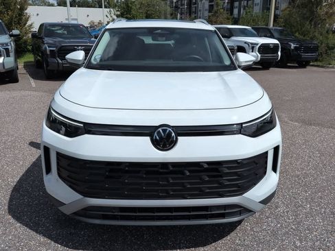Used 2025 Volkswagen Tiguan SE w/ Panoramic Sunroof Package AWD/4WD image 9