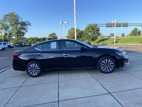 Used 2024 Nissan Altima 2.5 SV FWD image 13