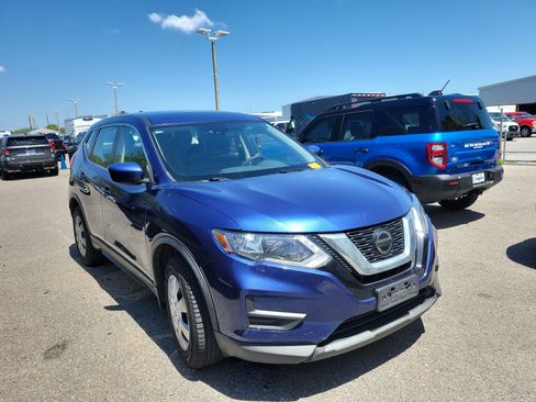 Used 2019 Nissan Rogue S image 2