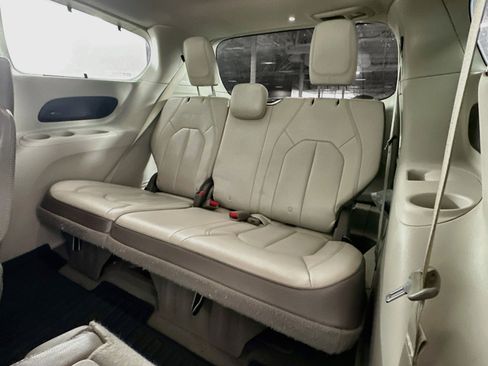 Used 2019 Chrysler Pacifica Touring-L Plus w/ Advanced Safetytec Group FWD image 30