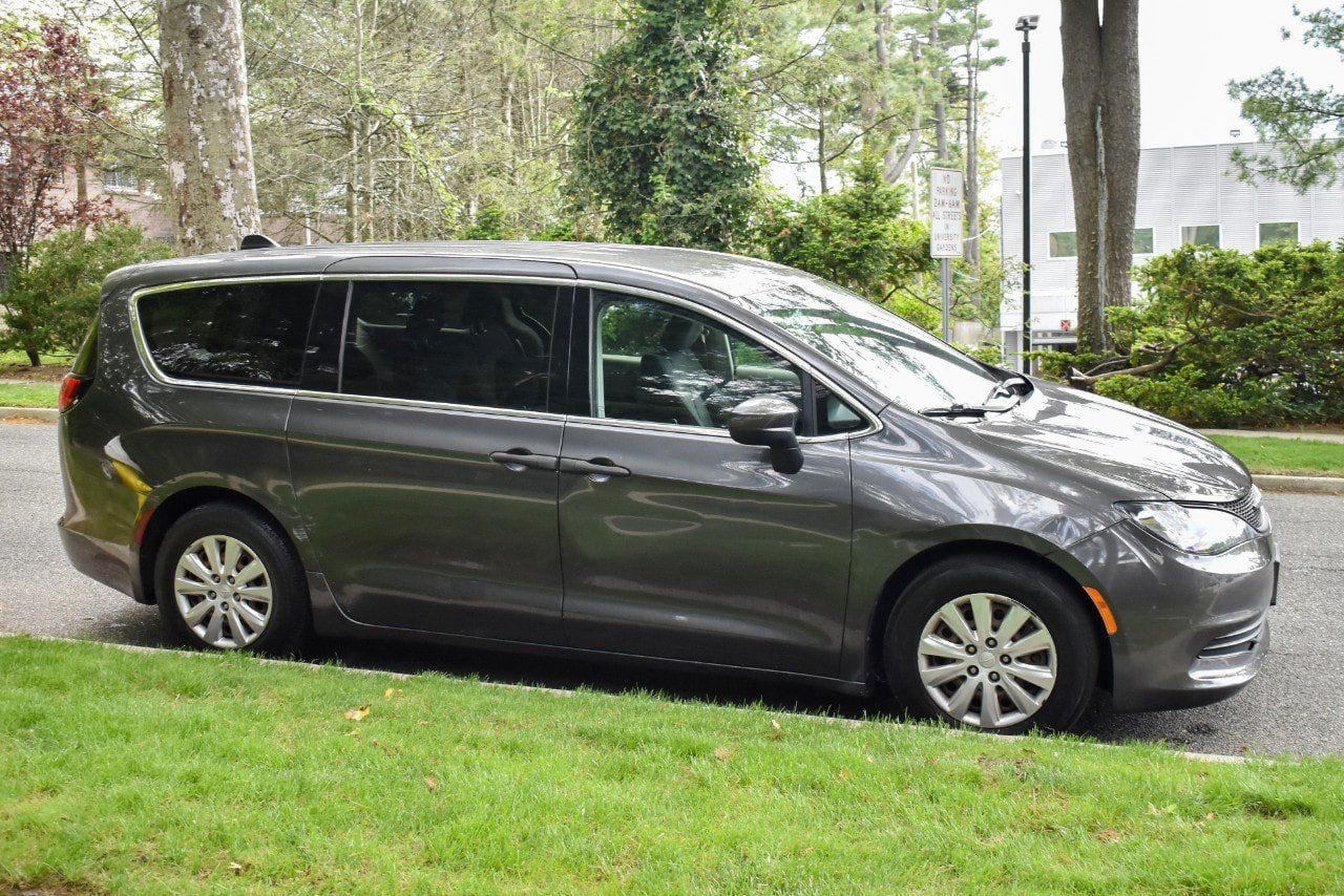 Used 2019 Chrysler Pacifica L FWD image 10