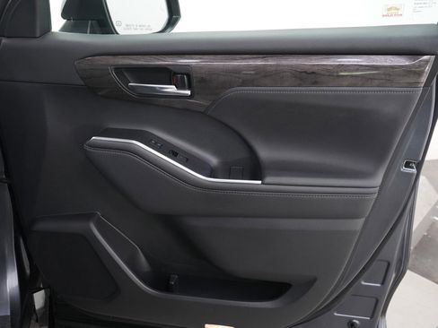 Used 2020 Toyota Highlander Platinum AWD/4WD image 12