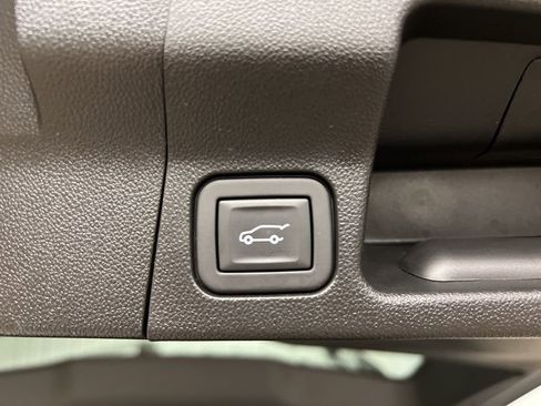 Certified 2023 GMC Acadia SLE w/ Driver Convenience Package image 8