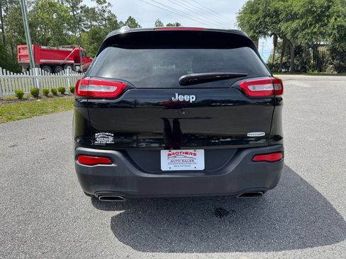 Used 2017 Jeep Cherokee Latitude w/ Comfort/Convenience Group FWD image 5