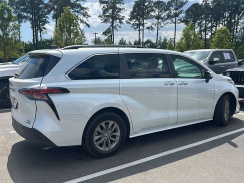 Used 2022 Toyota Sienna XLE image 5