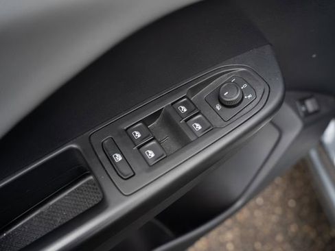 Used 2022 Volkswagen Taos SE w/ Panoramic Sunroof Package image 16