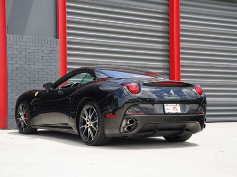 Used 2012 Ferrari California RWD image 16