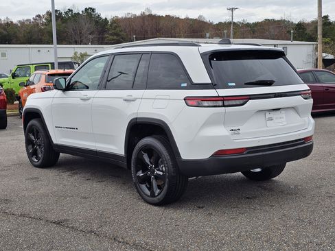 New 2025 Jeep Grand Cherokee Altitude image 11