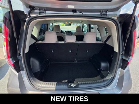 Used 2023 Kia Soul LX w/ LX Technology Package FWD image 10