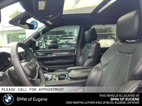 Used 2022 Jeep Wagoneer Series III w/ Premium Group I AWD/4WD image 24