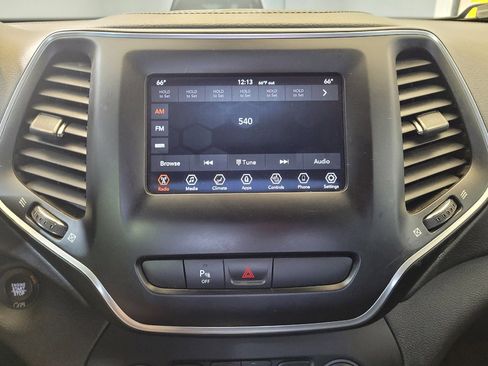 Used 2019 Jeep Cherokee Latitude Plus w/ Comfort/Convenience Group FWD image 25