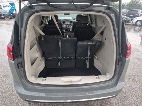 Used 2023 Chrysler Pacifica Touring-L FWD image 7