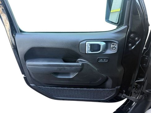 Used 2025 Jeep Wrangler Unlimited Rubicon AWD/4WD image 17