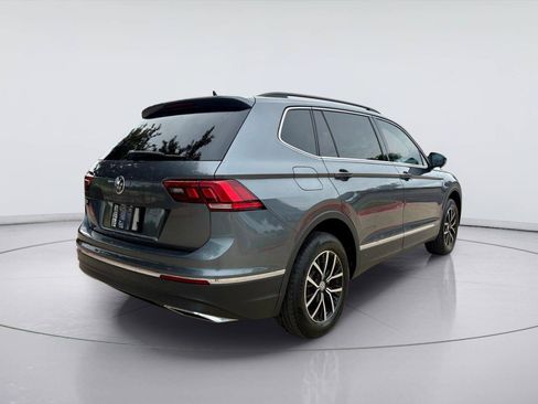 Used 2021 Volkswagen Tiguan SE w/ Panoramic Sunroof Package FWD image 3