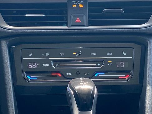 Used 2025 Volkswagen Taos SE AWD/4WD image 10
