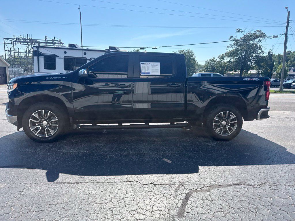 Used 2023 Chevrolet Silverado 1500 LT w/ Leather Package AWD/4WD image 4