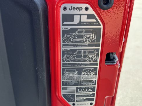 Used 2025 Jeep Wrangler Unlimited Sahara w/ Safety Group AWD/4WD image 41