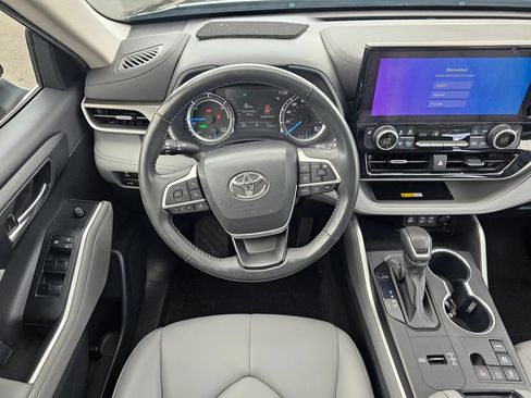 Used 2023 Toyota Highlander XLE AWD/4WD image 19