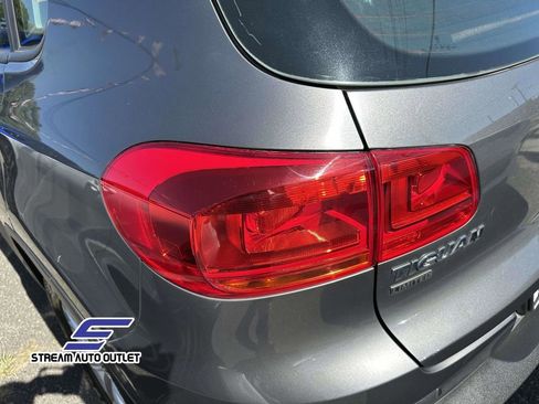 Used 2018 Volkswagen Tiguan Limited w/ Premium Package image 10