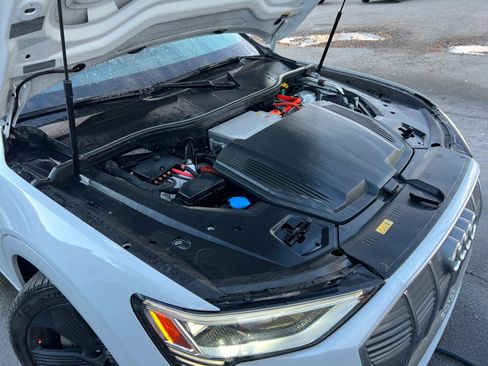 Used 2020 Audi e-tron Premium Plus image 43