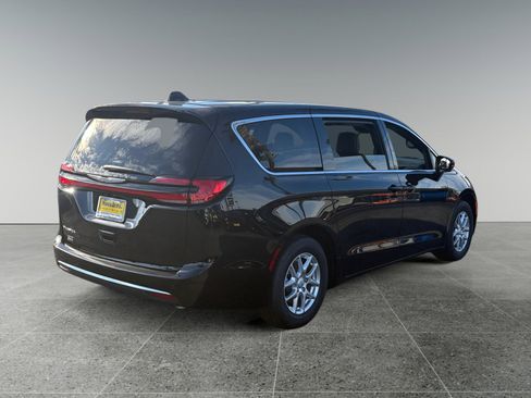 New 2026 Chrysler Pacifica Select image 5