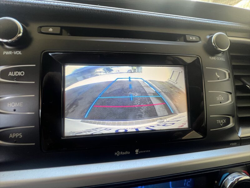 Used 2014 Toyota Highlander Plus FWD image 4