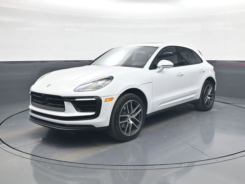 Used 2025 Porsche Macan AWD/4WD image 2