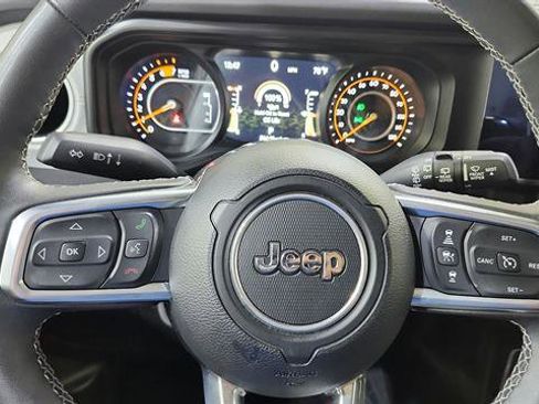 Used 2025 Jeep Wrangler Unlimited Sahara AWD/4WD image 20