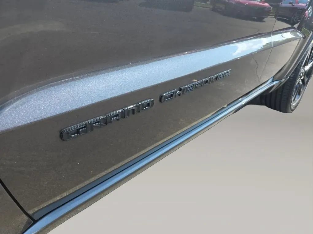 Used 2019 Jeep Grand Cherokee Altitude AWD/4WD image 12