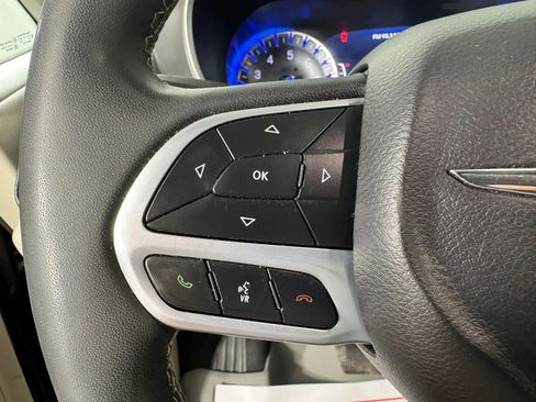 Used 2022 Chrysler Pacifica Touring-L FWD image 15